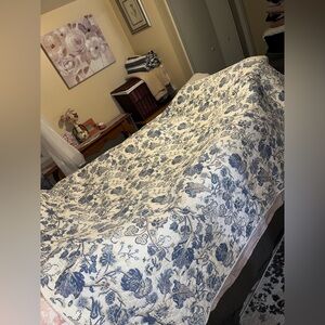 Threshold~Floral Blue and Cream Quilt~ 100% Cotton & cotton batting~Queen